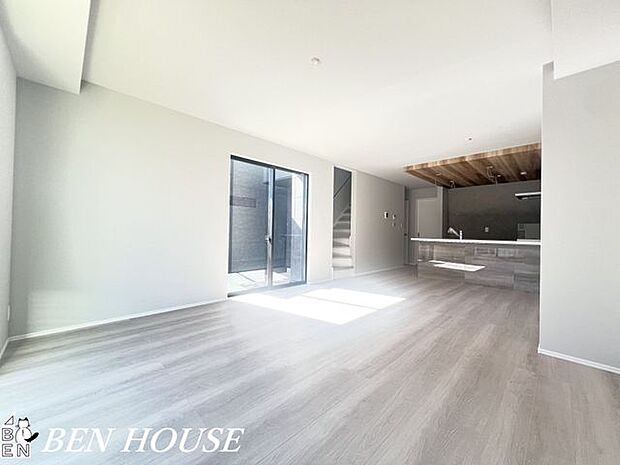 リビング・陽光たっぷりの明るくゆったりとしたＬＤＫ。風通しも良く気持ちよくお料理が出来そうです。