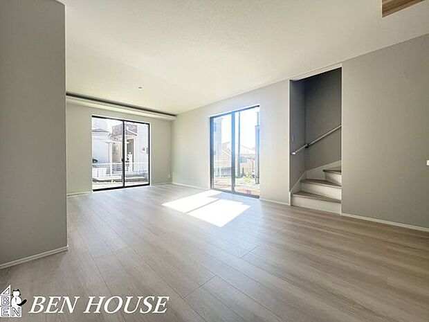 リビング・食事時にはいい香りに包まれる一体感のあるリビングは何気ない会話を楽しみながらのんびりと過ごせる空間です。