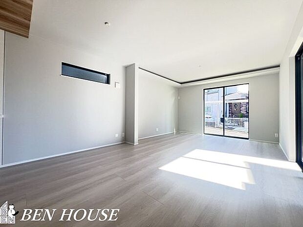 リビング・採光の良いLDKで晴れた日は室内も明るいです。風通しも良いので換気もこまめにでき一年中快適に生活ができます！