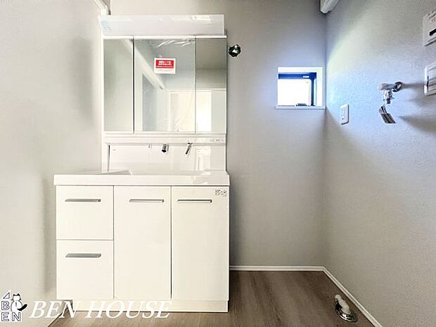 洗面化粧台・ご家族の1日が始まりと1日の終わりを締めくくる洗面空間。のびのびと支度をする事が出来ます！