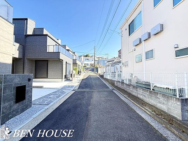 前面道路含む外観・見通しの良い前面道路。車通りも少なく、お子様の通学や愛犬とのお散歩も安心ですね。