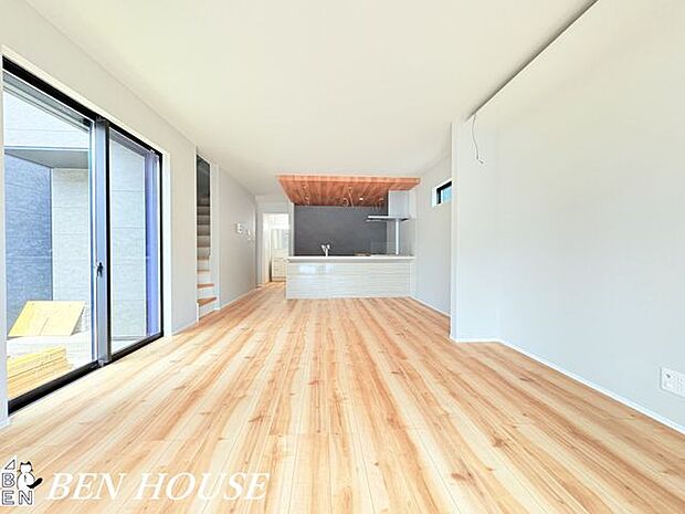 リビング・採光の良いLDKで晴れた日は室内も明るいです。風通しも良いので換気もこまめにでき一年中快適に生活ができます！