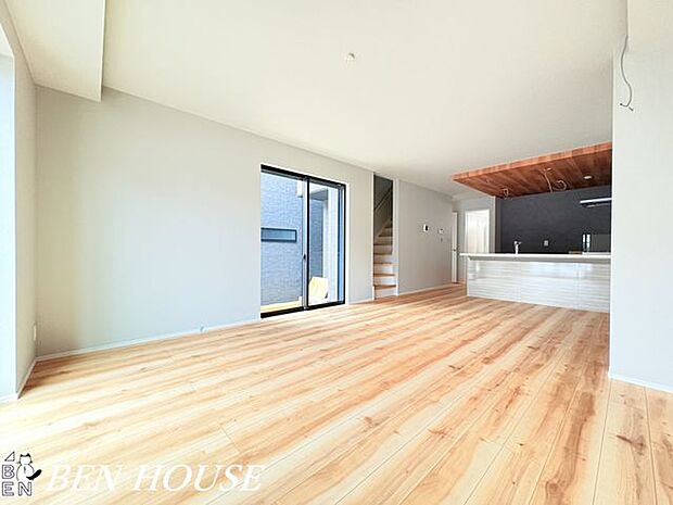 リビング・家事動線の優れたリビング。家族の様子を見守りながら家事も出来そうです。