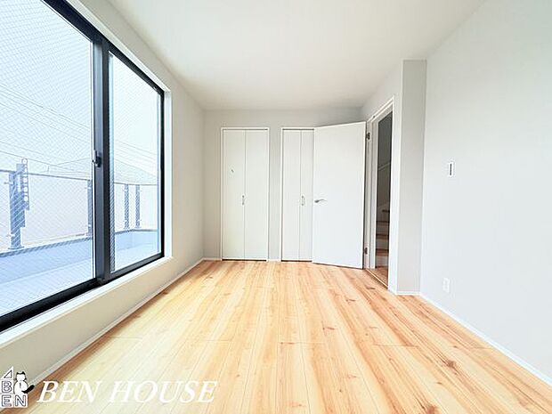 寝室・主寝室です。窓が大きく明るい広々とした主寝室のため、ご家族でゆっくりお休みになれますね。