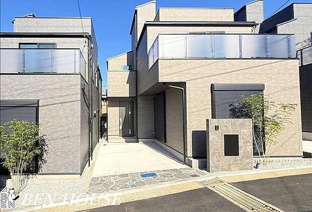 駐車場・お車ご利用の際に嬉しいカースペース付き。お掃除もしやすくいつでもキレイに利用できます！