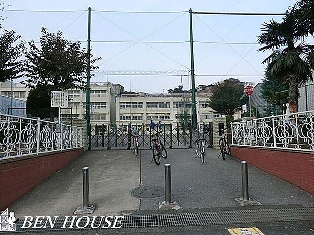 横浜市立峯小学校 徒歩8分。教育施設が近くに整った、子育て世帯も安心の住環境です。 650m