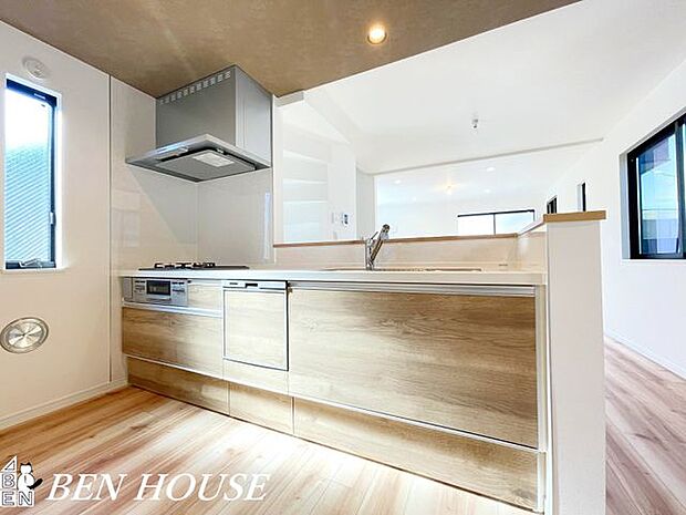 キッチン（同仕様参考写真）・リビングの様子を見守りながらお料理ができる、人気の対面式キッチンを採用しています。