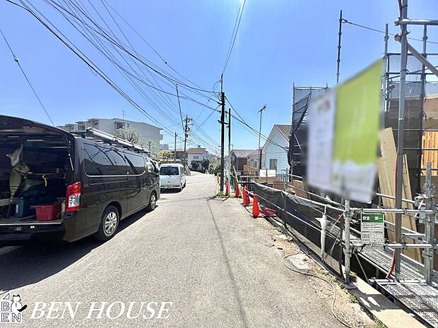 前面道路含む外観・周辺は落ち着いた雰囲気の住宅地です。小さなお子様がいるご家庭も安心ですね。