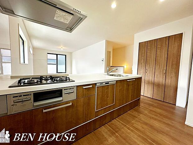 キッチン・広さも丁度良くお料理がしやすい空間！引き出しが多数あり調理器具や調味料のストックなどの収納も便利で収納量が豊富。