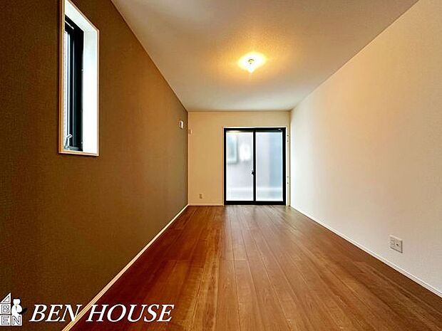 寝室・大型ベッドを置いても余裕のある広さです。ベッドなどのお部屋のインテリアも楽しめそうです。