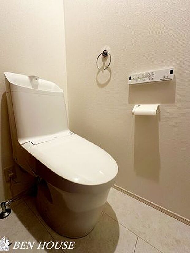 トイレ・快適なトイレタイムに欠かせない温水洗浄便座付きトイレ。リモコンは操作性の良い壁掛けタイプです。