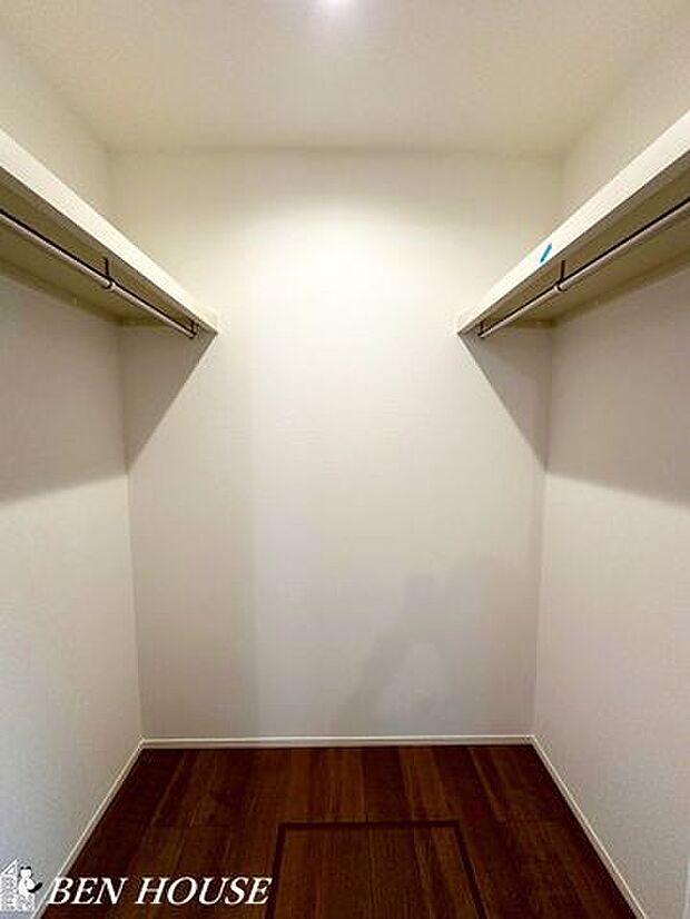 ウォークインクローゼット・衣類を掛けてしまえる便利なウォークインクローゼット。クローゼット内が管理しやすく、衣替えも楽々です！