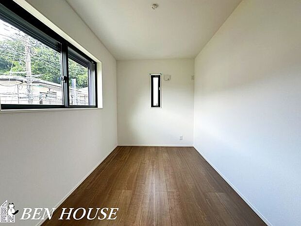 洋室・好みのインテリアで生活を彩れる、清潔感のある白を基調としたお部屋になっています。