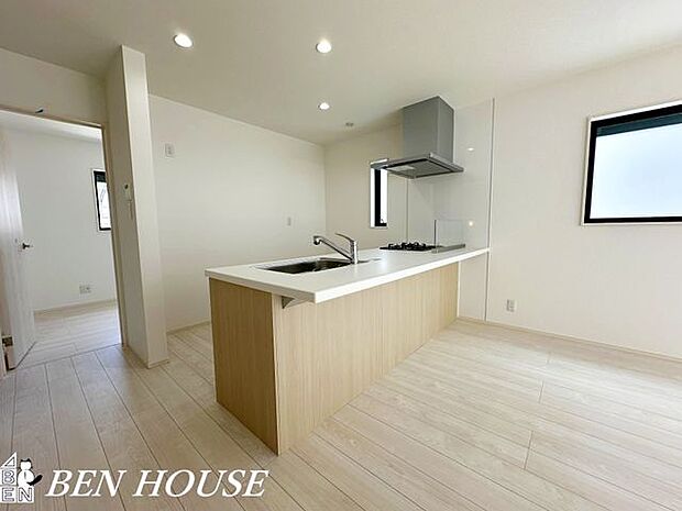 リビング・陽光たっぷりの明るくゆったりとしたＬＤＫ。風通しも良く気持ちよくお料理が出来そうです。