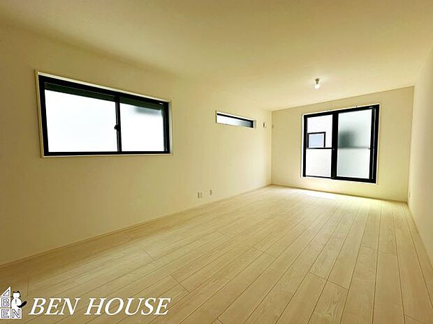 リビング・テレビやソファを置いても余裕のあるリビングは家族が集まってコミュニケーションもとりやすいです。