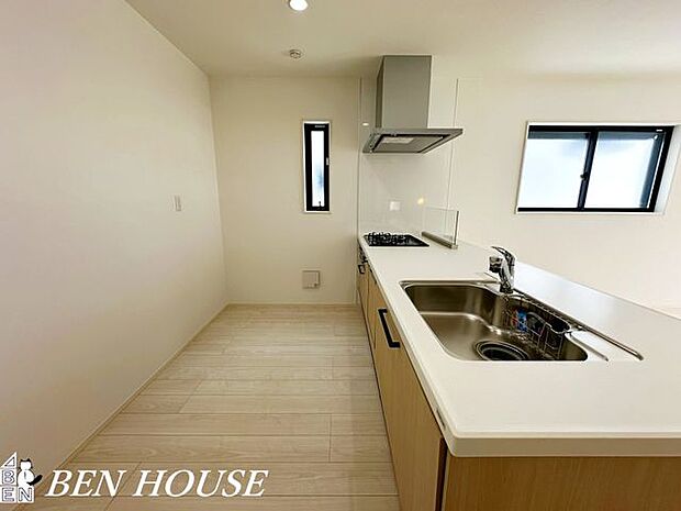 キッチン・キッチンは人気の対面式です。リビングにいるご家族の様子を見ながらお料理ができるのも嬉しいポイント。