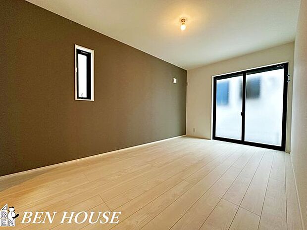 寝室・大型ベッドを置いても余裕のある広さです。ベッドなどのお部屋のインテリアも楽しめそうです。