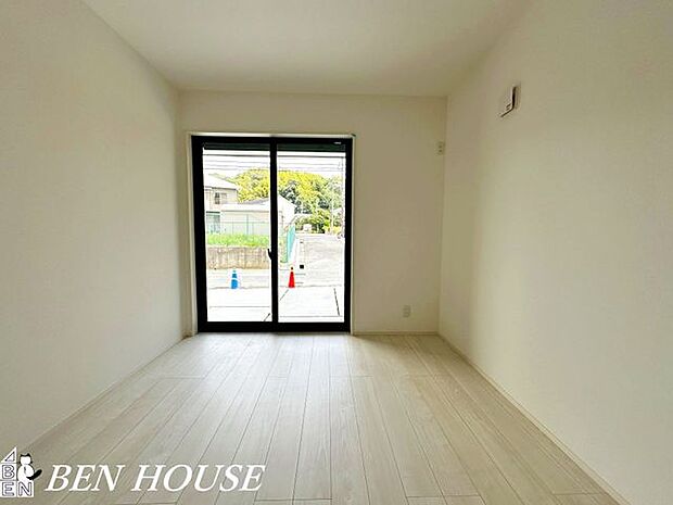 子供部屋・暖かい光がたっぷり差し込む室内は明るくお気に入りの空間にもなりそうです。お子様の学習も捗りそうです。