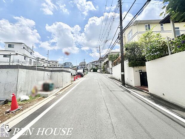 前面道路含む外観・ゆとりある前面道路に面した開放感溢れるお住まいです!