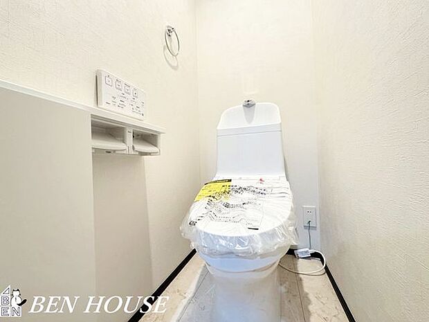 トイレ・快適なトイレタイムに欠かせない温水洗浄便座付きトイレ。リモコンは操作性の良い壁掛けタイプです。