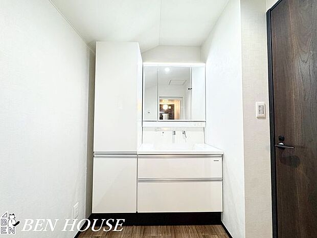 洗面化粧台・収納もたっぷりございますので細かいものが何かと増える洗面室内もスッキリ片付きますね。