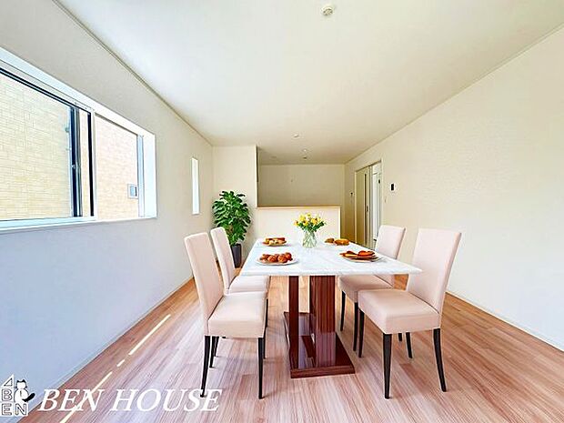 リビング・どんな家具とも合わせやすいリビングで、家族の空間づくりが広がります。・本画像はCGで作成しており、実際に現地に家具は置かれておりません。また、価格に家具は含まれておりません。