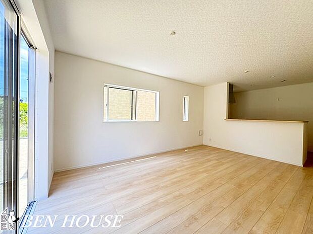 リビング・対面キッチンで一体感のあるLDK。たくさんの窓から入り込む太陽光で明るく開放感のある大空間となっています。