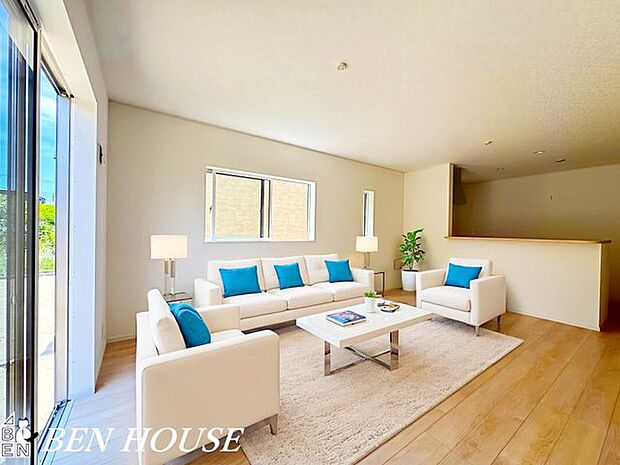 リビング・家族それぞれがくつろげる、伸びやかなリビング空間です。・本画像はCGで作成しており、実際に現地に家具は置かれておりません。また、価格に家具は含まれておりません。