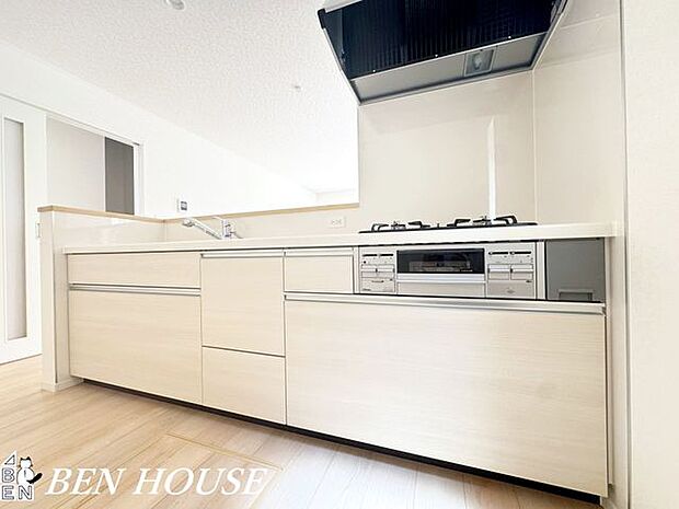 キッチン・キッチンはコミュニケーションがスムーズに取れる対面式。お料理をしながらご家族との会話も弾みそうです。