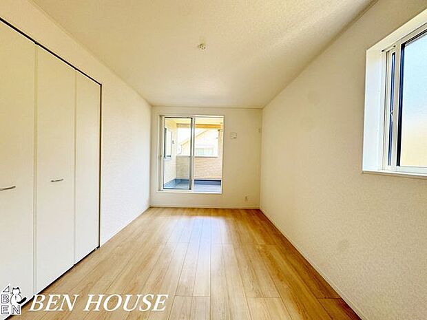 寝室・主寝室です。窓が大きく明るい広々とした主寝室のため、ご家族でゆっくりお休みになれますね。