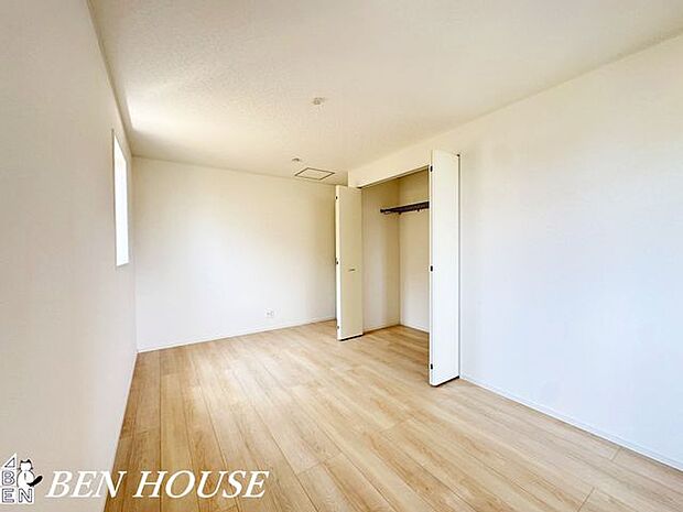 寝室・ゆとりある主寝室は大容量のクローゼット付き。大きなベッドを置いても室内が広く使えます。