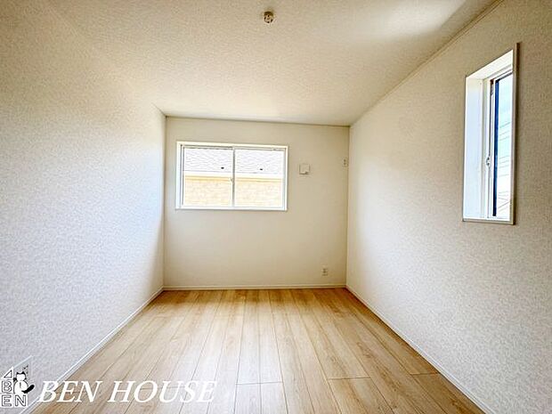 子供部屋・暖かい光がたっぷり差し込む室内は明るく、お子様の学習も捗りそうですね。