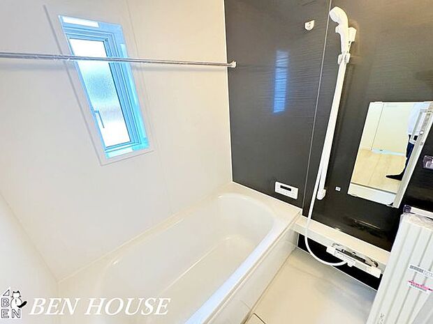 バス・足を伸ばしてのんびりできる浴室。暖房乾燥機付で寒い冬には冷え対策を