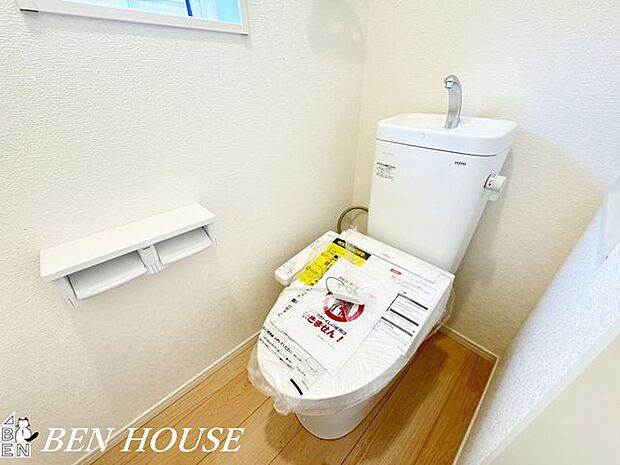 トイレ・温水洗浄付きトイレを各階に設置。朝の忙しい時間帯もスムーズに準備ができます。