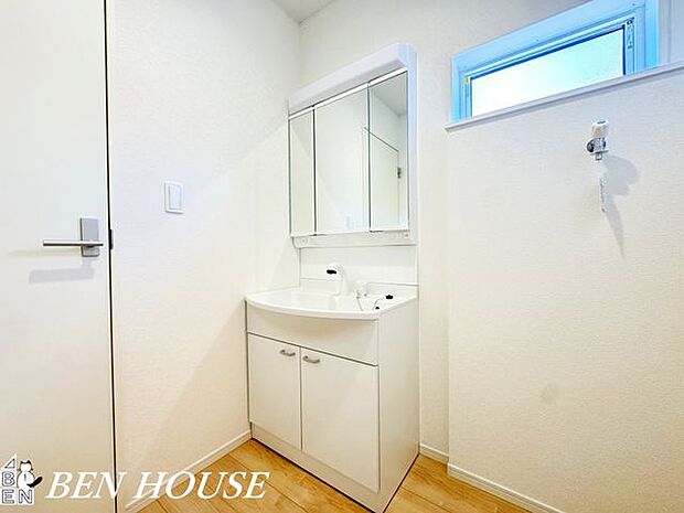 洗面脱衣室・使い勝手の良い、三面鏡付き洗面台を設置した洗面脱衣室。換気と採光ができる小窓付きです。