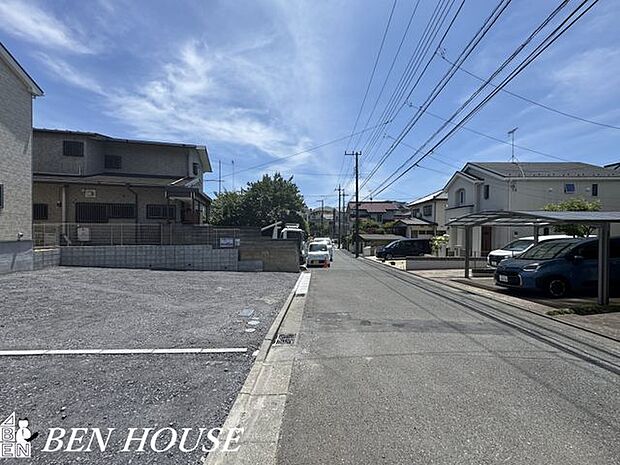 前面道路含む外観・現地周辺は落ち着いた雰囲気の住宅街です。