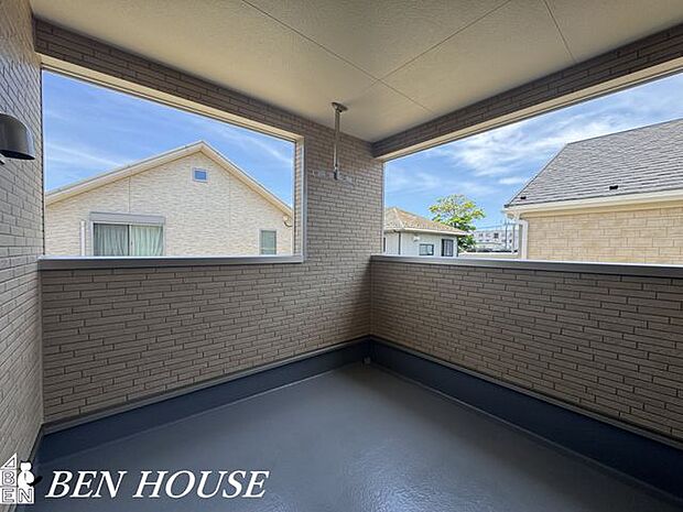 バルコニー・陽当たりの良いバルコニーはお洗濯物がよく乾きそうですね。