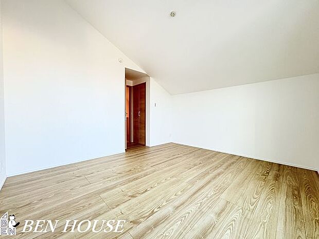 子供部屋・明るい採光とやわらかな内装が心地よい子ども部屋。収納や学習スペースを確保し、成長に合わせて使い方を変えられる設計です。