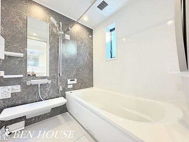 浴室・一日の疲れを癒す広々としたお風呂。脚を伸ばしてゆったりと入浴してリラックスタイムを満喫できるバスルームです。