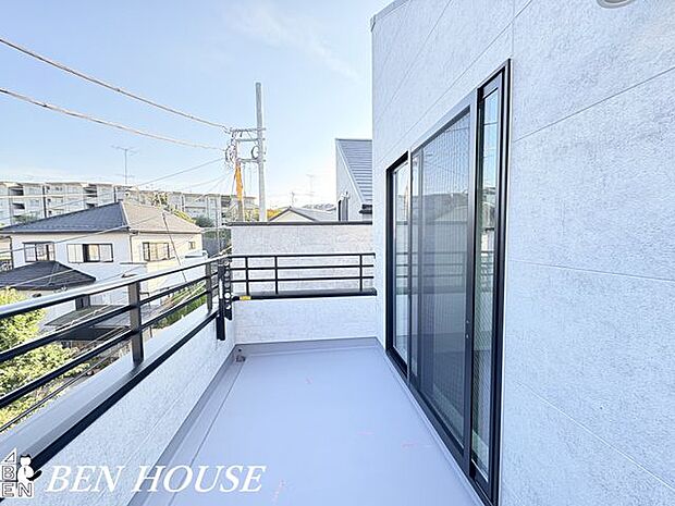 バルコニー・陽当たりと風通しに配慮したバルコニーは洗濯物の乾きやすさと居心地の良さを兼ね備え、朝夕のひとときを豊かにする屋外空間です。