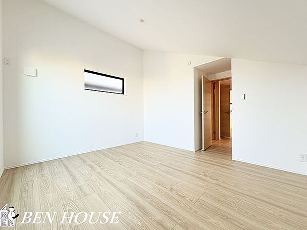 洋室・やさしい光が射し込んでいて、好みの空間で読書や音楽を楽しむ一人の時間も充実したものにできます。