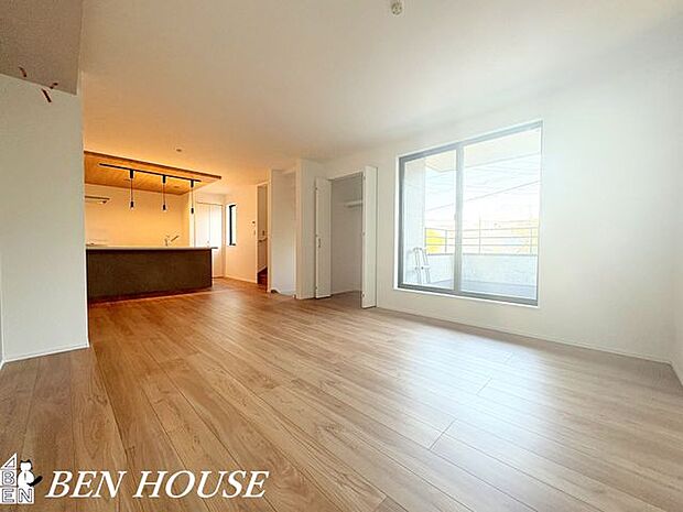 リビング・採光の良いLDKで晴れた日は室内も明るいです。風通しも良いので換気もこまめにでき一年中快適に生活ができます！