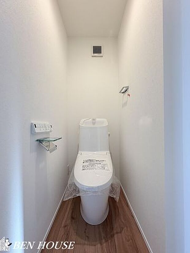 トイレ・温水洗浄便座を備えたトイレで、快適さと清潔さを両立。明るい色調の内装が清潔感を高め、リラックスできる時間を大切にします。