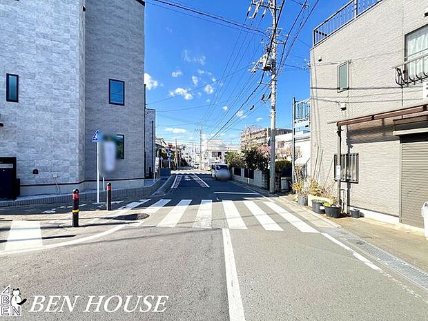 前面道路含む外観・ゆとりある前面道路に面した開放感溢れるお住まいです！