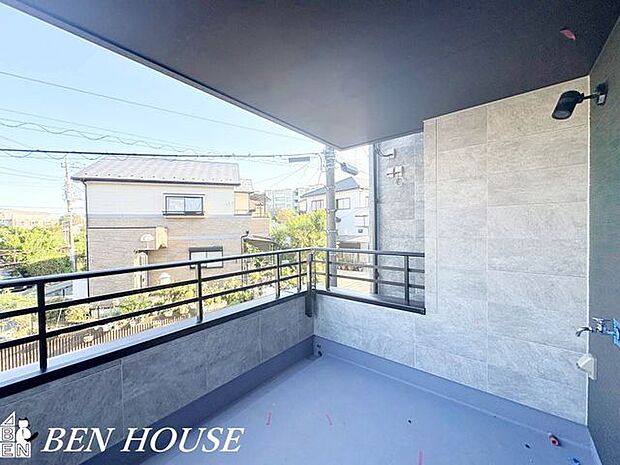 バルコニー・周囲の視線に配慮した目隠しプランを取り入れたバルコニーで、プライベート感を保ちながらも家庭菜園やリラックスタイムを楽しめます。