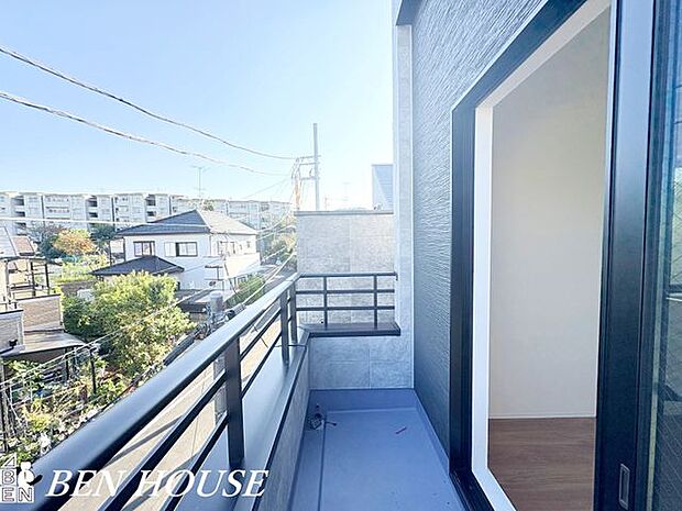 バルコニー・陽当たりと風通しに配慮したバルコニーは洗濯物の乾きやすさと居心地の良さを兼ね備え、朝夕のひとときを豊かにする屋外空間です。