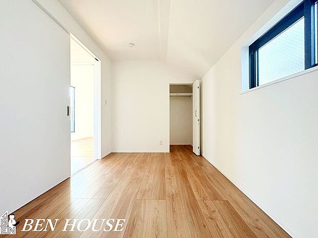 洋室・好みのインテリアで生活を彩れる、清潔感のある白を基調としたお部屋になっています。