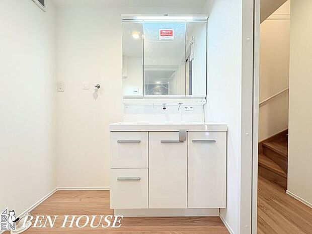 洗面台・清潔感あるゆとりの洗面スペース。鏡裏収納や棚が充実し、朝の支度から夜のケアまでスムーズにこなせる快適な家事動線が魅力です。