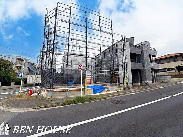 前面道路含む外観・ゆとりある前面道路に面した開放感溢れるお住まいです！