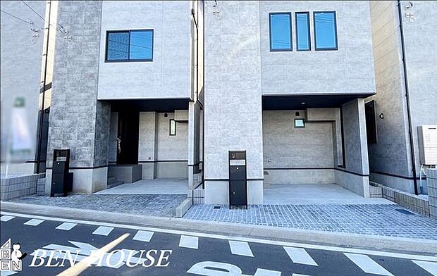 駐車場・お車ご利用の際に嬉しいカースペース付き。お掃除もしやすくいつでもキレイに利用できます！